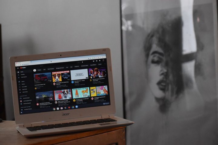 Laptop odtwarzający wideo podczas testu czasu pracy na baterii