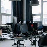 Opuszczone biuro startupu z komputerami i pustymi stanowiskami pracy