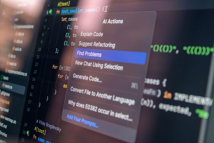 Programista analizujący kod źródłowy pod kątem błędów bezpieczeństwa