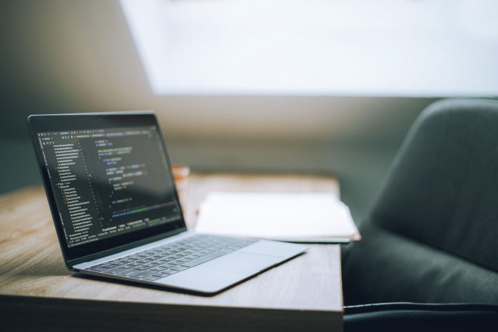 Programista sprawdzający kod wygenerowany przez narzędzie AI