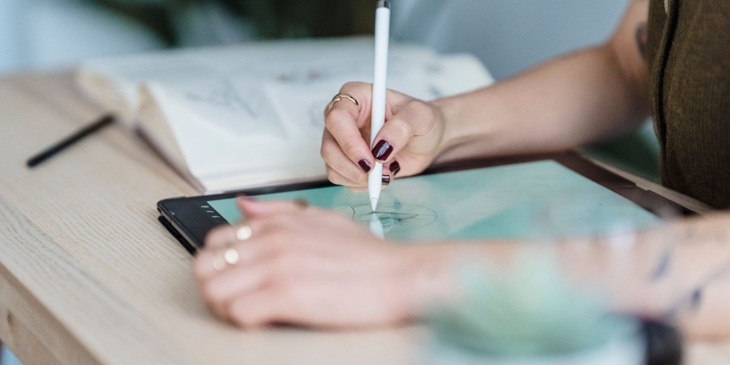 Projektant pracujący przy interfejsie łączącym projekt graficzny z kodem