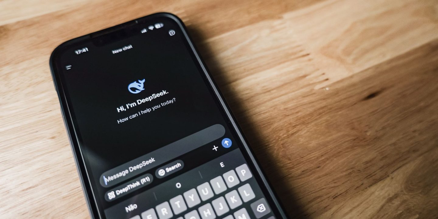 Smartfon z otwartą rozmową tekstową z cyfrowym asystentem AI