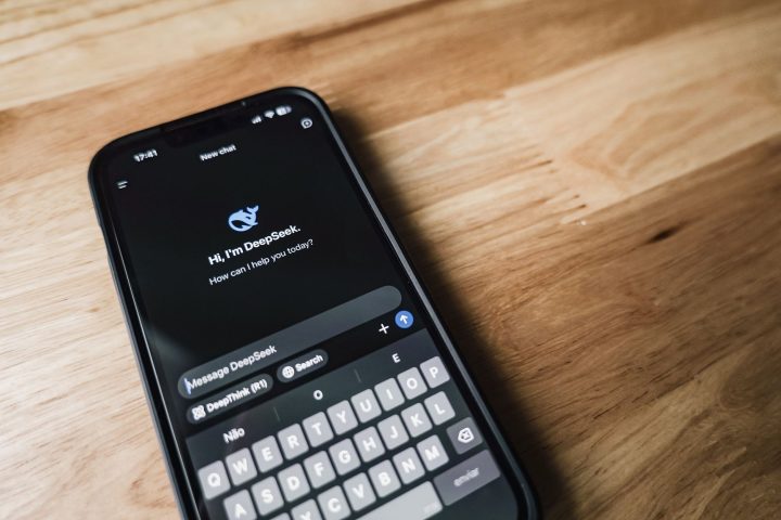 Smartfon z otwartą rozmową tekstową z cyfrowym asystentem AI