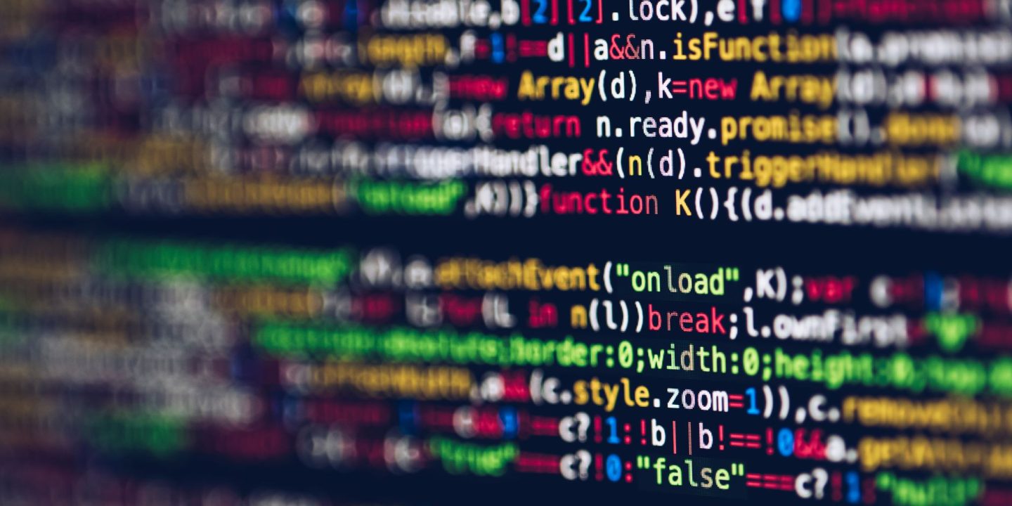 Specjalista analizujący kod programu pod kątem luk bezpieczeństwa