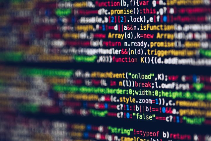 Specjalista analizujący kod programu pod kątem luk bezpieczeństwa